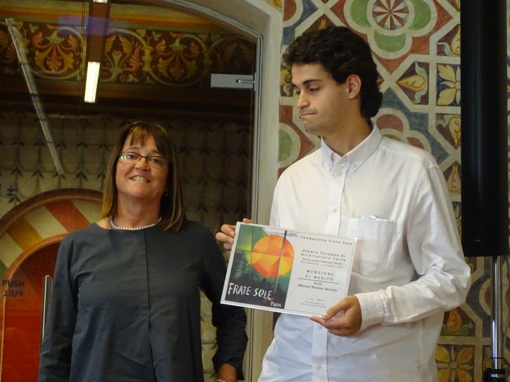Chiara Rovati, membro del CdA della Fondazione Frate Sole premia arch. Manuel Bouzas Barcala – MENZIONE DI MERITO