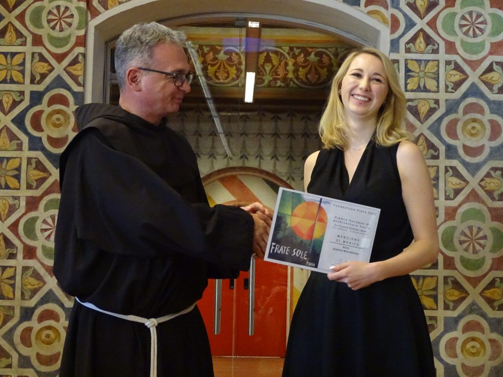 Padre Maggiorino Stoppa, membro del CdA della Fondazione Frate Sole premia arch. Joanna Wierzbicka – MENZIONE DI MERITO