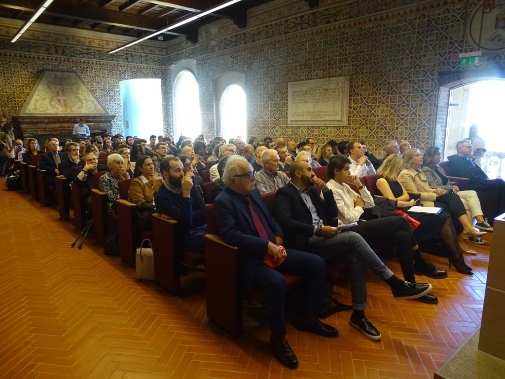 sala del camino - palazzo del broletto 01