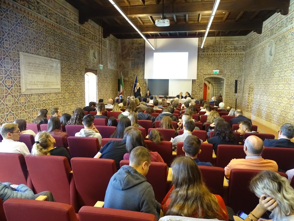 sala del camino - palazzo del broletto 03